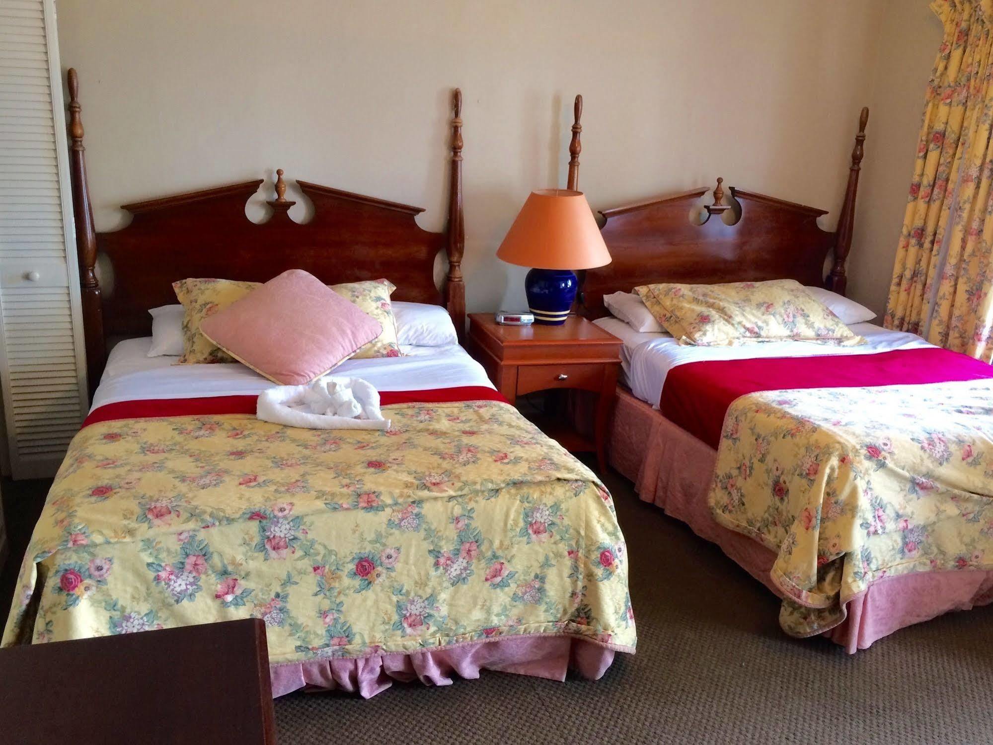 E-Lodge Near The Falls ไนแอการาฟอลส์ ภายนอก รูปภาพ